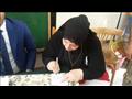 والدة الشهيد مقدم احمد حسين خلال إدلائها بصوتها فى الاستفتاء (3)