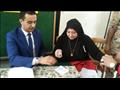 والدة الشهيد مقدم احمد حسين خلال إدلائها بصوتها فى الاستفتاء (5)