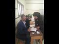 والدة الشهيد محمد أحمد عبده تدلي بصوتها في الاستفتاء الدستوري بالإسكندرية (3)