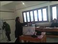 والدة الشهيد محمد أحمد عبده تدلي بصوتها في الاستفتاء الدستوري بالإسكندرية (1)