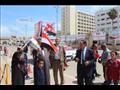 مواطن يوزع علم مصر أمام اللجان في بورسعيد٤