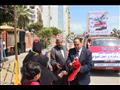 مواطن يوزع علم مصر أمام اللجان في بورسعيد