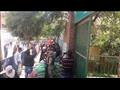 تزايد أعداد الناخبين في إمبابة ومواطنون يحملون الأعلام أمام اللجان  (4)