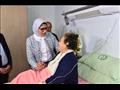 وزيرة الصحة ومحافظ بورسعيد يزوران المناضلة زينب الكفراوي (3)