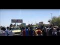 الجيش السوداني وسط المتظاهرين