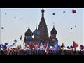 آلاف من الناس احتشدوا في المدن في أنحاء روسيا في هذا اليوم الذي يعد عطلة رئيسية في البلاد. وكان أكبر الاحتفالات في الميدان الأحمر في العاصمة موسكو
