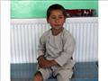 طفل أفغانستان الراقص فرحًا بساقه الصناعية
