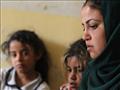 أم عراقية تجلس مع أطفالها في منزلهم غرب كركوك (أ ف