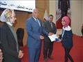 محافظ الوادي الجديد يكرم الطلاب الفائزين بمسابقة تحدي القراءة العربي (4)