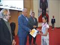 محافظ الوادي الجديد يكرم الطلاب الفائزين بمسابقة تحدي القراءة العربي (3)