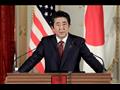 رئيس الوزراء الياباني شينزو آبي خلال مؤتمر صحافي م