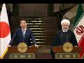 الرئيس الإيراني حسن روحاني ورئيس الوزراء الياباني 