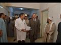 محافظ أسيوط يزور مصابين التسمم بمستشفى ديروط (10)