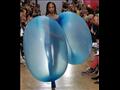 بالفيديو أغرب عرض أزياء.. الموديلز يرتدين بالونات منفوخة موضة الصيف (7)