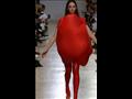 بالفيديو أغرب عرض أزياء.. الموديلز يرتدين بالونات منفوخة موضة الصيف (9)