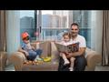 فؤاد كيالي يقرأ لطفليه مازن وجولي في منزلهم في دبي