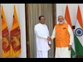 رئيس الوزراء الهندي ناريندرا مودي يصافح الرئيس الس