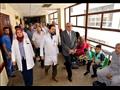 رئيس جامعة المنصورة خلال تفقده وحدات مستشفي الاطفال (4)