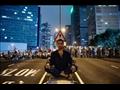 متظاهر جالس في وسط شارع هاركورت في هونغ كونغ