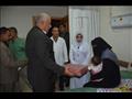 محافظ الوادي الجديد يزور مستشفي الخارجة العام ويقدم هدايا العيد للمرضي (5)