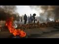 متظاهرون سودانيون يقطعون أحد الطرق بالاطارات المشت