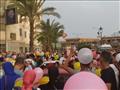 مواطنون يتسابقون لالتقاط البالونات في بورسعيد (5)