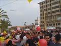 مواطنون يتسابقون لالتقاط البالونات في بورسعيد (6)