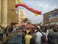 مواطنون يتسابقون لالتقاط البالونات في بورسعيد (3)