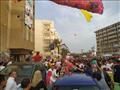 مواطنون يتسابقون لالتقاط البالونات في بورسعيد
