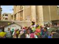 مواطنون يتسابقون لالتقاط البالونات في بورسعيد (1)