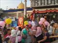 مواطنون يتسابقون لالتقاط البالونات في بورسعيد (7)
