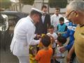 مرور بورسعيد يوزع الحلوي والألعاب علي الأطفال