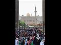 مصريون وأجانب يؤدون صلاة العيد في الدرب الأحمر
