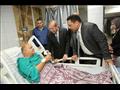 محافظ كفر الشيخ يهدي مريضًا الورود في المستشفى العام
