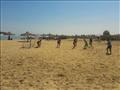 الشباب لعبوا الكرة على رمال الشاطئ 