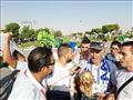 مشجع جزائري يحمل نموذج لكأس البطولة وامنياته بحصد بلاده للقب هذا العام 