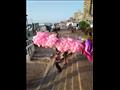 بائع غزل البنات يروج منتجه في شواطئ الإسكندرية (1)