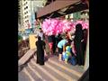 بائع غزل البنات يروج منتجه في شواطئ الإسكندرية (2)