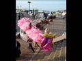 بائع غزل البنات يروج منتجه في شواطئ الإسكندرية (4)