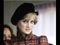 ارتدت ديانا هذه القبعة البيرية السوداء في عام 1982م، مع فستان منقوش.