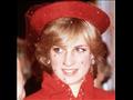 عرفت الأميرة دينا بأنها أحد رواد عالم الموضة خاصة في القبعات، وارتدت هذا اللون الأحمر من ماركة جون بويد أثناء زيادة كاتدرائية جيلدفورد في ديسمبر 1981.