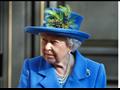 في فبراير 2019، ارتدت الملكة إليزابيث هذه القبعة الزرقاء بإضافات زخرفية مستوحاة من النباتات، حيث الريش الأخضر الفاتح بجانب اللون الذهبي.