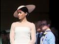 قبعة من تصميم فيليب تريسي ارتدتها بعدما أصبحت ملكة رسميًا في مايو 2018، مع فستان زهري.