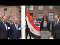 وزيرة الهجرة ترفع العلم المصري أمام مقر برلمان أون