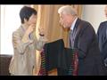 اهداء الشال البدوي لنائبة وزير الاتصال الياباني 