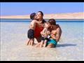 راموس وزوجته وأولاده في البحر بالغردقة