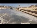 كسر في خط مياه يغرق شوارع رئيسية في مدينة أبو زنيمة (4)
