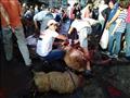جزارون يرتدون قمصان تحيا مصر خلال ذبح الأضاحي بالإ