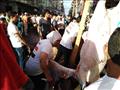 جزارون يرتدون قمصان تحيا مصر خلال ذبح الأضاحي بالإسكندرية (10)