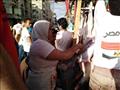 جزارون يرتدون قمصان تحيا مصر خلال ذبح الأضاحي بالإسكندرية (11)
